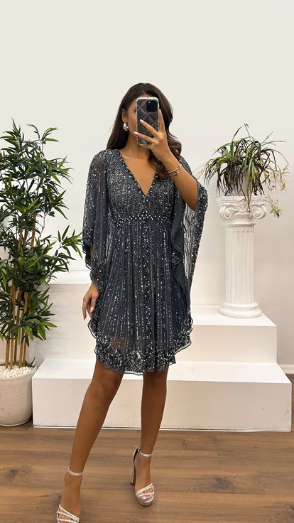 فستان سهرة بتصميم مطرز يدويًا وأكمام قصيرة وياقة على شكل حرف V من أنثراسايت