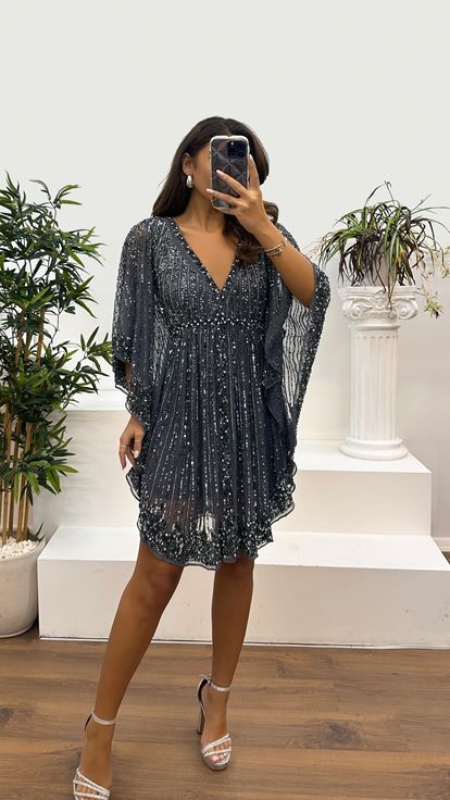 فستان سهرة بتصميم مطرز يدويًا وأكمام قصيرة وياقة على شكل حرف V من أنثراسايت