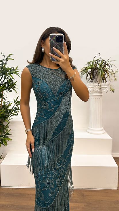 Petrolfarbenes Abendkleid mit dicken Trägern und handbesticktem Design