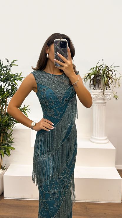 Petrolfarbenes Abendkleid mit dicken Trägern und handbesticktem Design