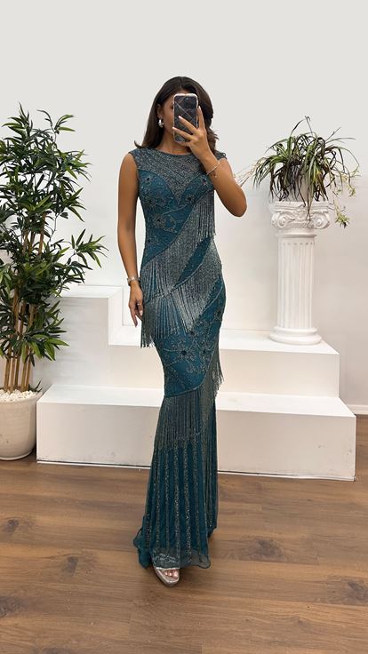 Petrolfarbenes Abendkleid mit dicken Trägern und handbesticktem Design