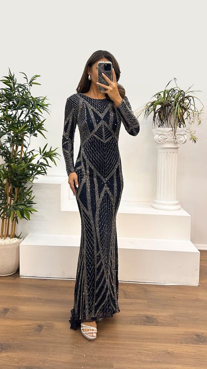 فستان سهرة أزرق داكن بياقة دائرية وتصميم مطرز يدويًا