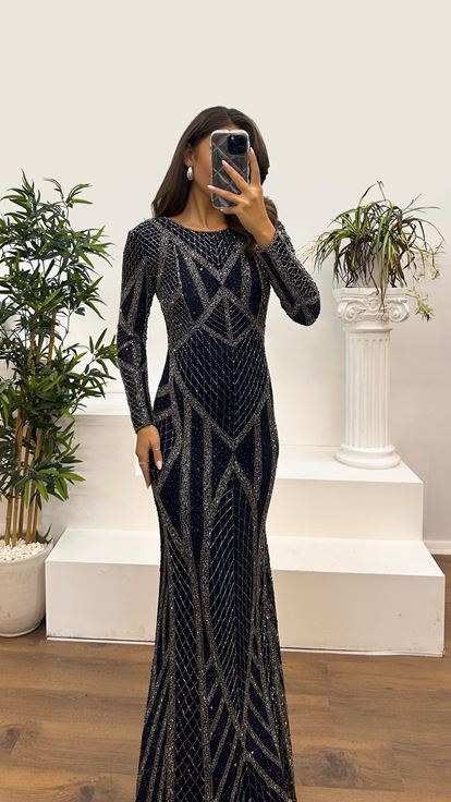 فستان سهرة أزرق داكن بياقة دائرية وتصميم مطرز يدويًا