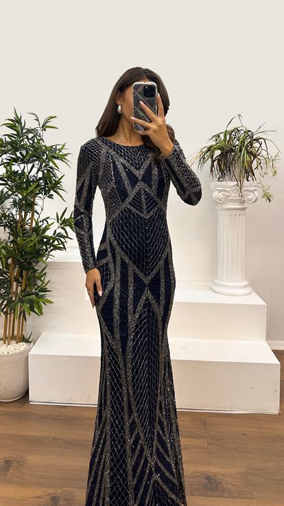 فستان سهرة أزرق داكن بياقة دائرية وتصميم مطرز يدويًا