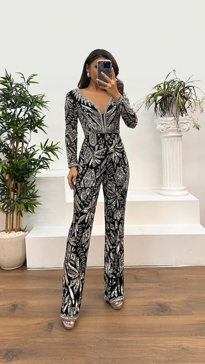 فستان سهرة مصمم باللونين الأسود والفضي بياقة على شكل حرف V ومطرز يدويًا