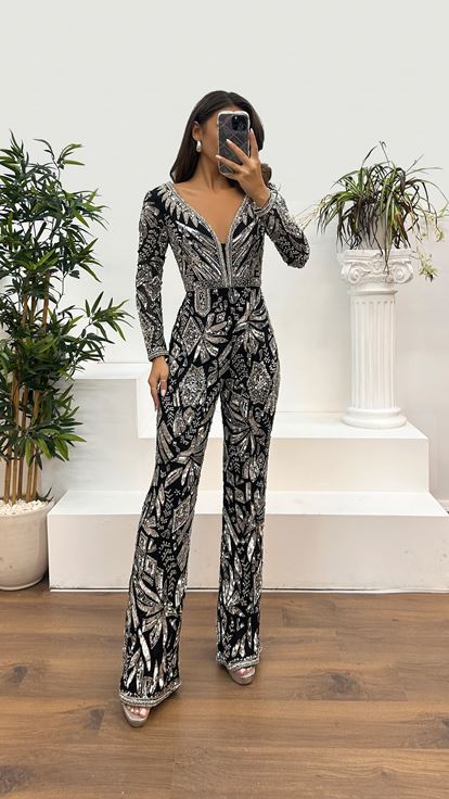 فستان سهرة مصمم باللونين الأسود والفضي بياقة على شكل حرف V ومطرز يدويًا