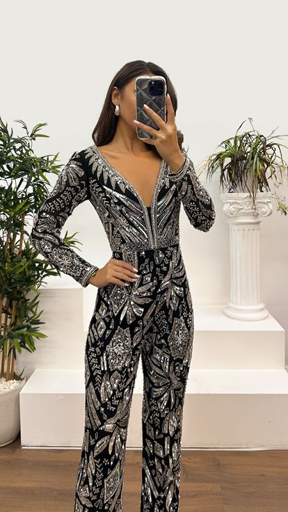 فستان سهرة مصمم باللونين الأسود والفضي بياقة على شكل حرف V ومطرز يدويًا