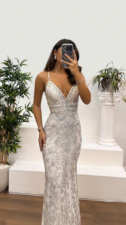 فستان سهرة أبيض مطرز يدويًا بأشرطة