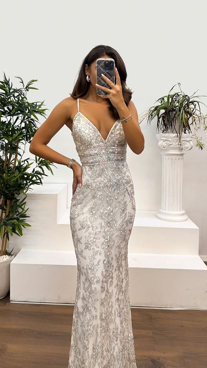 فستان سهرة أبيض مطرز يدويًا بأشرطة