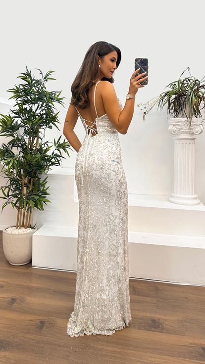 فستان سهرة أبيض مطرز يدويًا بأشرطة