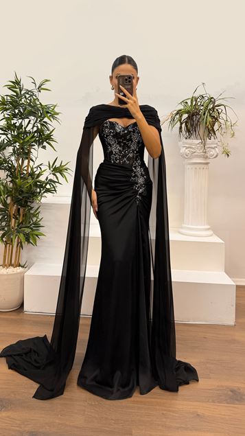Schwarzes Abendkleid mit Steindetail auf der Brust