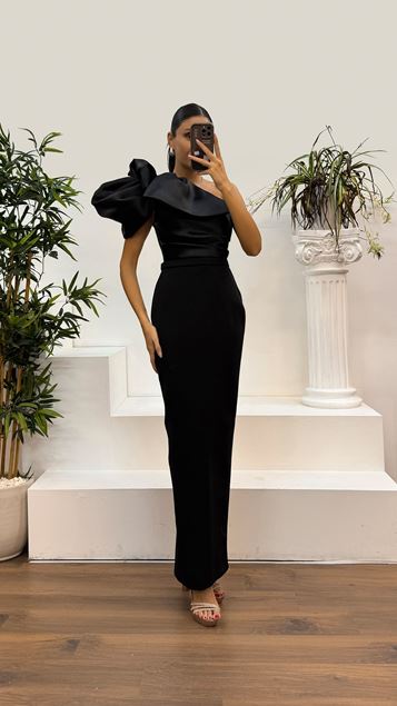 Vestido de noche negro de un hombro