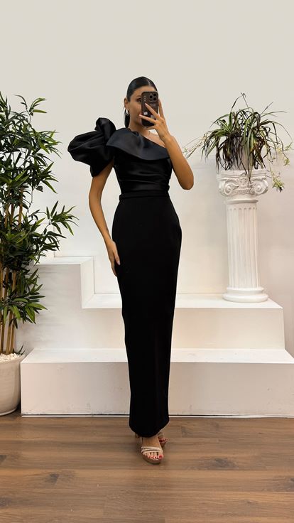 Vestido de noche negro de un hombro