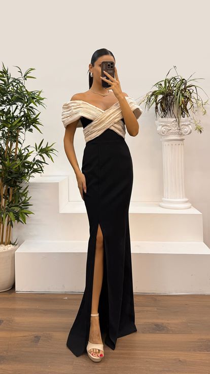 فستان سهرة مزين بتفاصيل ياقة ذهبية