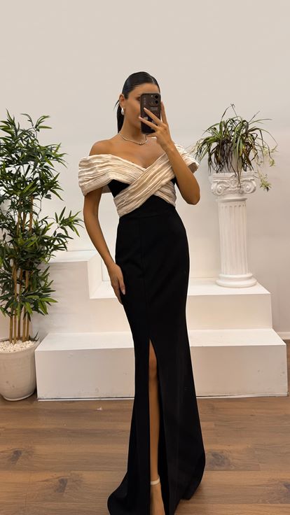 فستان سهرة مزين بتفاصيل ياقة ذهبية