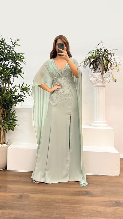 Abito da sera taglie forti verde menta con scollo a V e dettagli ricamati 