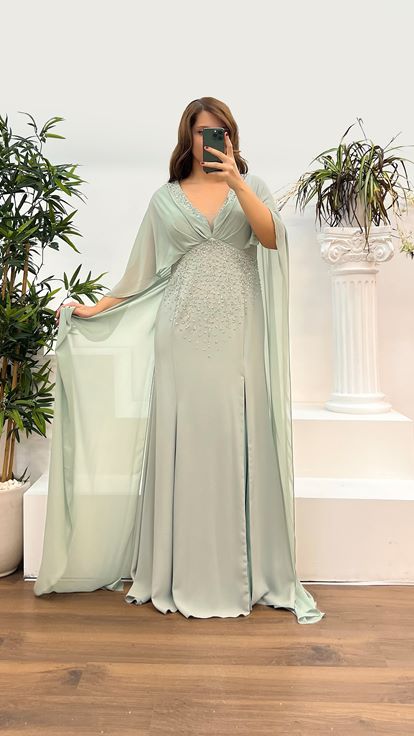 Abito da sera taglie forti verde menta con scollo a V e dettagli ricamati 