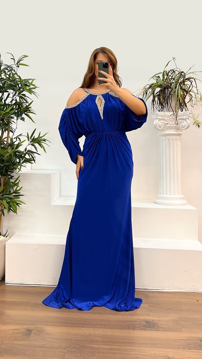 فستان سهرة بمقاسات كبيرة من ساكس بتفاصيل رقبة مميزة