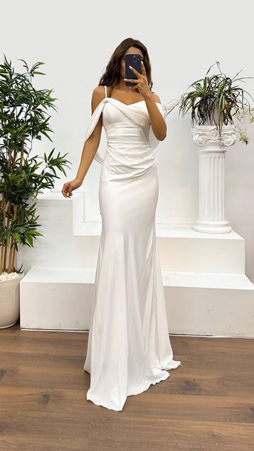 Vestido de noche con tirantes y detalle de hueso en la espalda