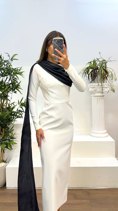 Knochenlanges Abendkleid mit Kragendetail