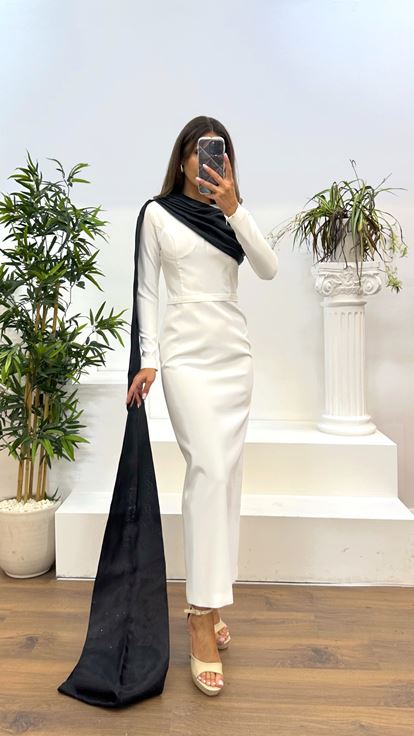 Knochenlanges Abendkleid mit Kragendetail