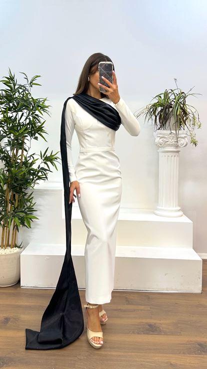 Knochenlanges Abendkleid mit Kragendetail