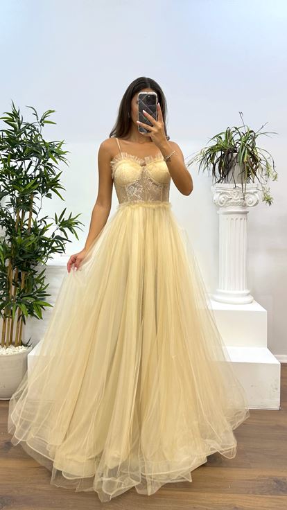 Goldenes Abendkleid aus Tüll mit Seilträgern