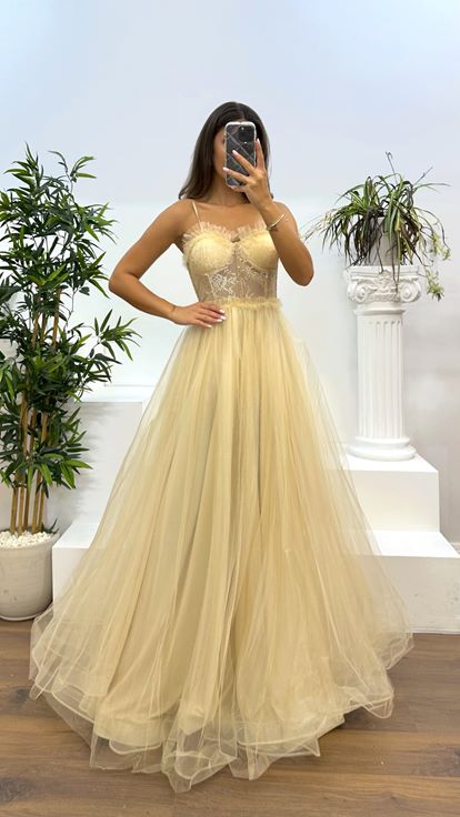 Goldenes Abendkleid aus Tüll mit Seilträgern
