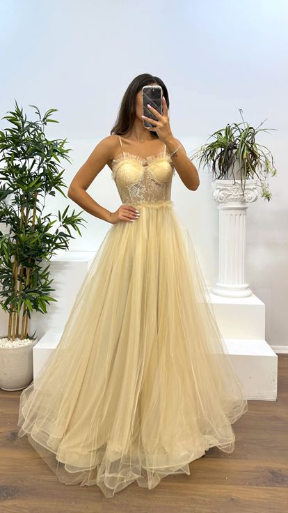 Goldenes Abendkleid aus Tüll mit Seilträgern