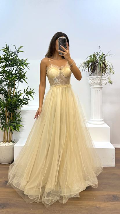 Goldenes Abendkleid aus Tüll mit Seilträgern