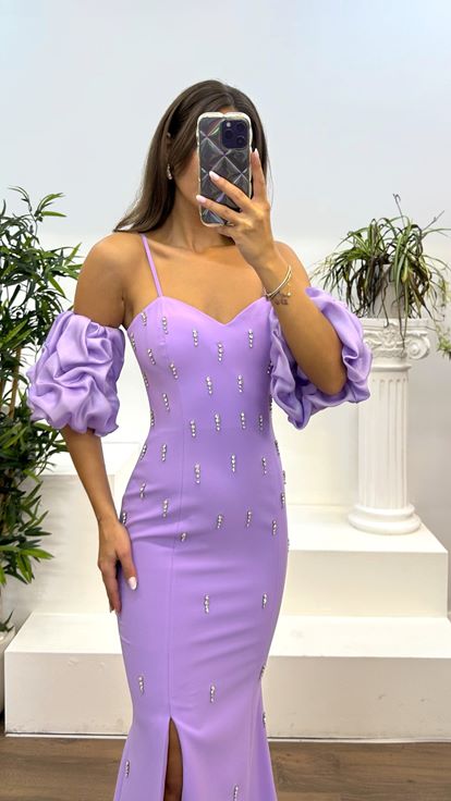 Vestido de noche lila con detalle de piedra y manga globo