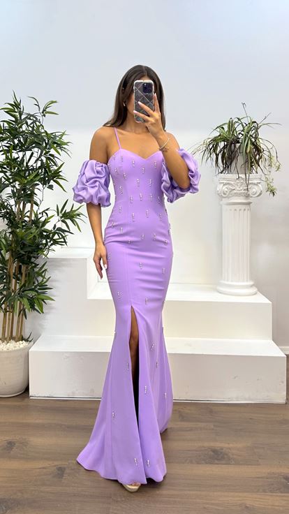 Vestido de noche lila con detalle de piedra y manga globo
