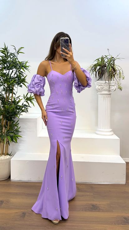 Vestido de noche lila con detalle de piedra y manga globo