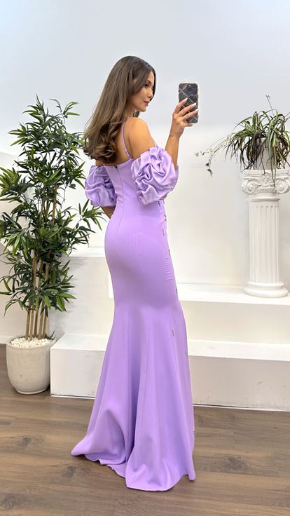 Vestido de noche lila con detalle de piedra y manga globo