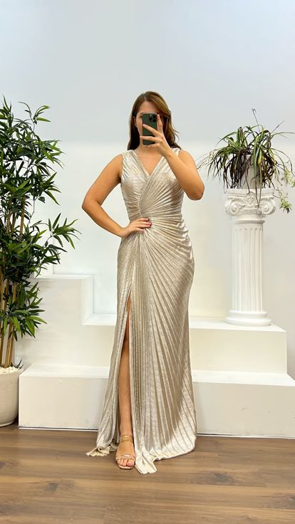 Nerzfarbenes Abendkleid in Übergröße mit V-Ausschnitt und Steindetail