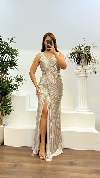 Nerzfarbenes Abendkleid in Übergröße mit V-Ausschnitt und Steindetail