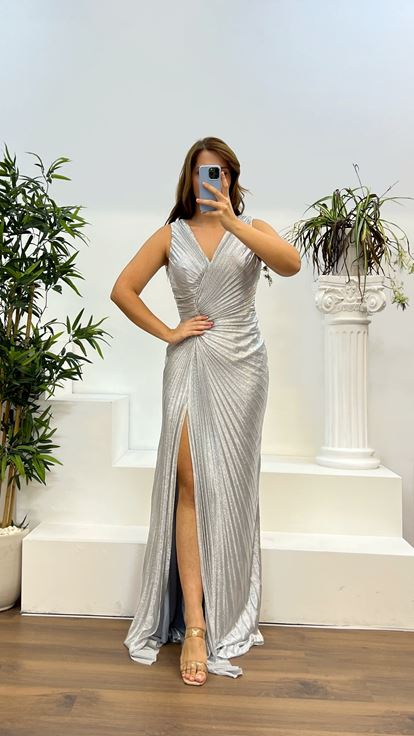 Silberfarbenes Abendkleid in Übergröße mit V-Ausschnitt und Steindetail