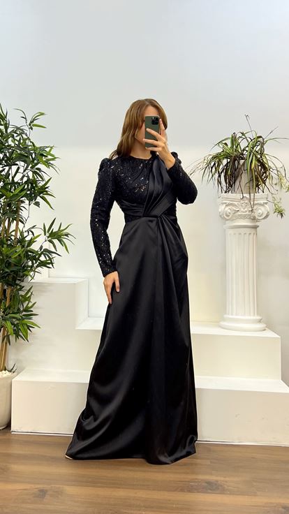 Black Round Neck Embroidered Satin Plus Size Evening Dress