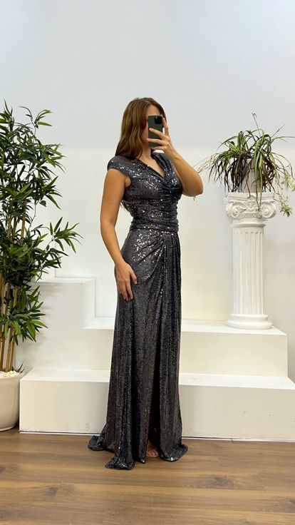 Vestido de noche de talla grande con lentejuelas y cuello en V antracita