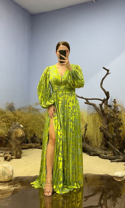 Türkisfarbenes, gemustertes, plissiertes Abendkleid mit V-Ausschnitt und Übergröße