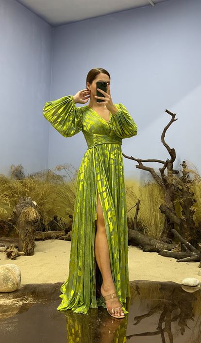 Türkisfarbenes, gemustertes, plissiertes Abendkleid mit V-Ausschnitt und Übergröße