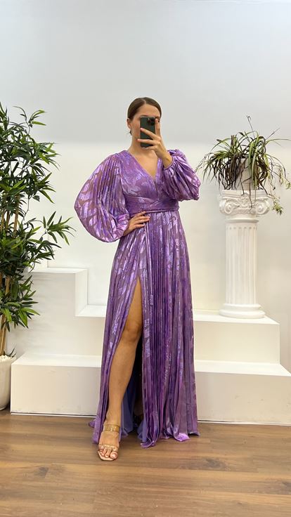 Lilafarbenes, gemustertes, plissiertes Abendkleid mit V-Ausschnitt und Übergröße