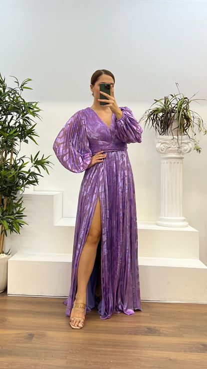 Lilafarbenes, gemustertes, plissiertes Abendkleid mit V-Ausschnitt und Übergröße