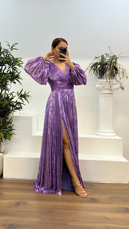 Lilafarbenes, gemustertes, plissiertes Abendkleid mit V-Ausschnitt und Übergröße