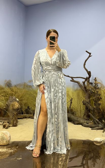 Silberfarbenes, gemustertes, plissiertes Abendkleid mit V-Ausschnitt und Übergröße