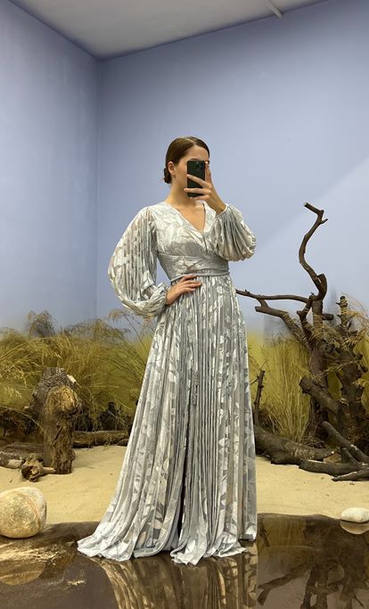 Silberfarbenes, gemustertes, plissiertes Abendkleid mit V-Ausschnitt und Übergröße