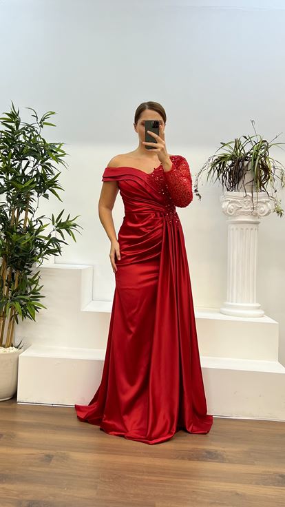 Vestido de noche de satén de talla grande con detalle bordado de manga única rojo