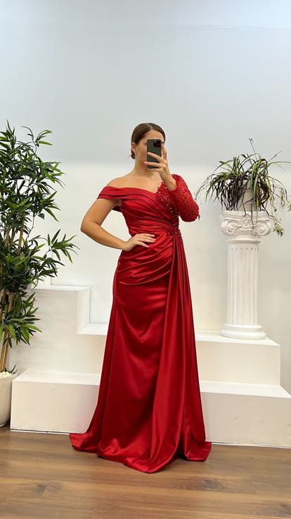 Vestido de noche de satén de talla grande con detalle bordado de manga única rojo