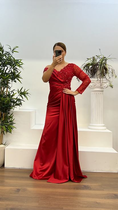 Vestido de noche de satén de talla grande con detalle bordado de manga única rojo