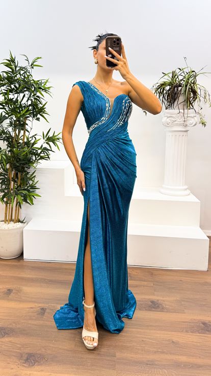 Robe de soirée essence à une épaule et détails brodés